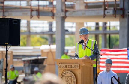 Tom Boldt speaks at St. Olaf College ceremony