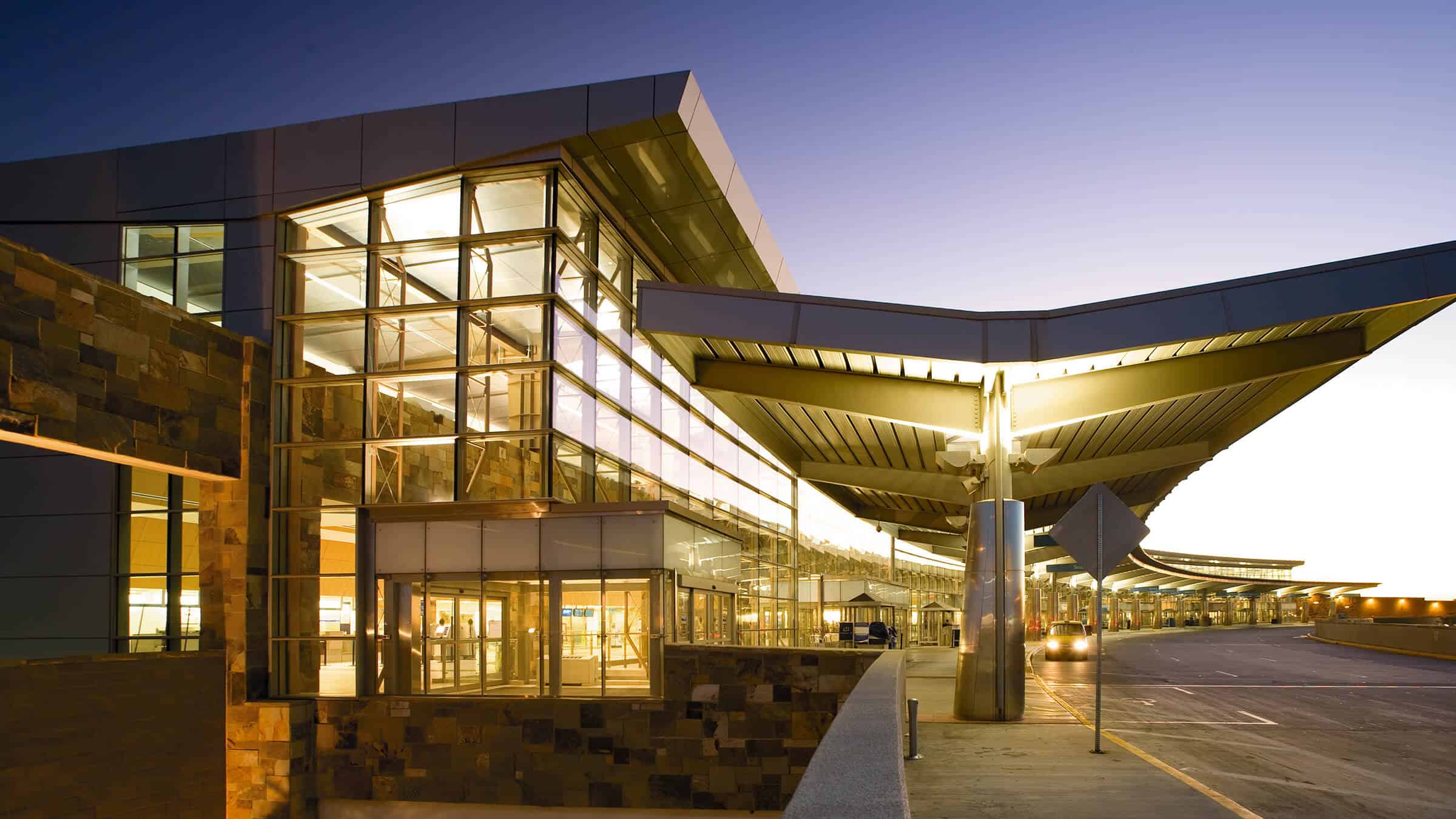 Will Rogers World Airport covered entrance/exit for passenger drop-off and pick-up