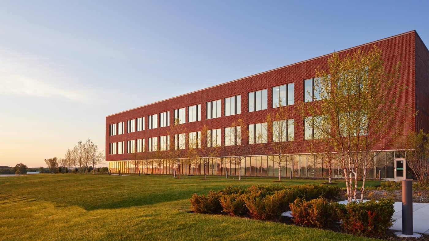 Aurora Health Care - Aurora Health Center - Pleasant Prairie Exterior in Sunlight